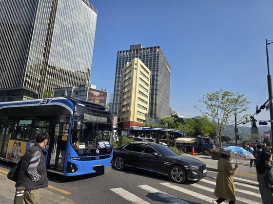 서울 광화문을 지나는 시내버스의 모습. 버스 운전석 차창에 '서울시 지시에 따라 4월30일부터 안전운행합니다'라고 적힌 푯말이 세워져있다. 사진 독자제공