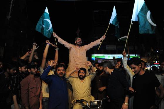 2025년 5월 7일 인도가 파키스탄에 미사일 공격을 가한 후 파키스탄 하이데라바드에서 반 인도 구호를 외치며 시위하는 파키스탄 인들. EPA=연합뉴스