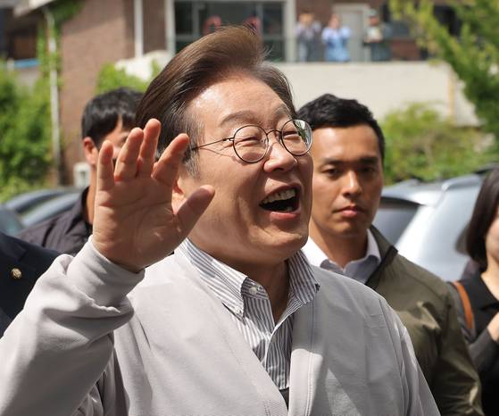 이재명 후보가 '골목골목 경청투어:국토종주편'에 나선 7일 전북 전주시 풍남문 앞 광장 인근에서 지지자 및 시민들에게 밝게 인사하고 있다. 연합뉴스