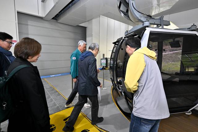 ▲ 유인촌 문화체육관광부장관은 7일 최승준 정선군수의 안내를 받으며 정선 가리왕산 케이블카에 탑승하고 있다.