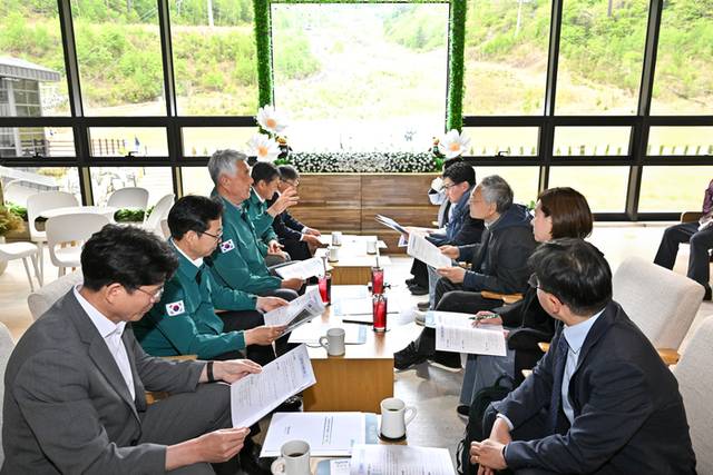 ▲ 유인촌 문화체육관광부장관은 7일 정선 가리왕산 알파인플라자 2층 카페에서 최승준 정선군수로부터 지역현안과 관련해 차담회를 가졌다.