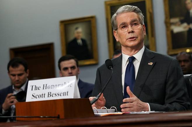스콧 베선트 미국 재무장관이 6일(현지시간) 미국 워싱턴 D.C.의 캐피톨 힐에서 열린 하원 세출위원회 청문회에서 증언하고 있다. /사진=로이터