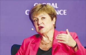 크리스탈리나 게오르기에바 국제통화기금(IMF) 총재가 5일(현지시간) 밀컨 글로벌 콘퍼런스에서 글로벌 경제 상황에 관해 의견을 밝히고 있다. AFP연합뉴스