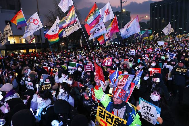12·3 불법계엄 사태가 발생한 지난해 12월 서울 광화문 광장에 모인 시민들이 응원봉을 들고 윤석열 전 대통령 퇴진을 촉구하고 있다. 성동훈 기자