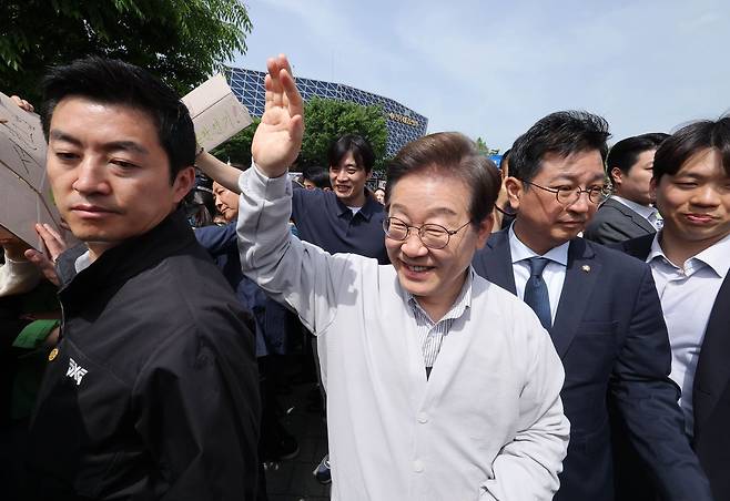 이재명 더불어민주당 대선 후보가 7일 전북 전주시 완산구의 한 카페에서 'K-콘텐츠' 산업 진흥 간담회를 마친 뒤 간담회장을 나오며 손인사를 하고 있다. 연합뉴스