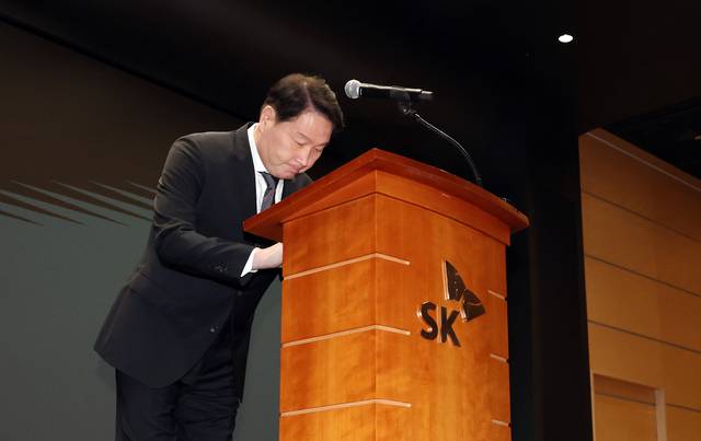 최태원 SK그룹 회장이 7일 서울 중구 SK텔레콤 T타워에서 열린 유심 정보 유출 관련 일일 브리핑에 참석, 정보 유출과 관련해 대국민 사과를 하고 있다. 연합뉴스