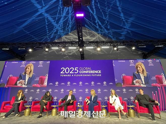 6일(현지시간) 미국 로스엔젤레스에서 열린 2025 밀컨 글로벌 콘퍼런스 ‘AI 리더십’ 세션에서 참가자들이 토론하고 있다. 왼쪽부터 줄리아 부어스틴 CNBC 기자, 아파르나 체나프라가다 마이크로소프트 최고제품책임자(CPO), 프랜시스 드수자 구글 클라우드 최고운영책임자(COO), 아리아나 허핑턴 쓰라이브 글로벌 창업자 겸 최고경영자(CEO), 클라라 쉬 비즈니스 AI 부문 부사장, 매트 우드 PwC 글로벌 테크 이노베이션 책임자. <사진=윤원섭 특파원>