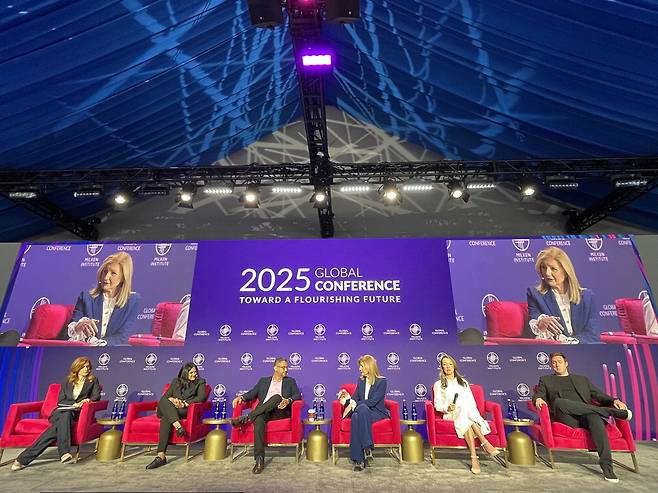6일(현지시간) 미국 로스앤젤레스에서 열린 2025 밀컨 글로벌 콘퍼런스 'AI 리더십' 세션에서 참가자들이 토론하고 있다. 왼쪽부터 줄리아 부어스틴 CNBC 기자, 아파르나 첸나프라가다 마이크로소프트 최고제품책임자, 프랜시스 더수자 구글 클라우드 최고운영책임자, 아리아나 허핑턴 스라이브 글로벌 창업자 겸 최고경영자, 클래라 시 메타 비즈니스 AI 부문 부사장, 맷 우드 PwC 글로벌 테크 이노베이션 책임자.