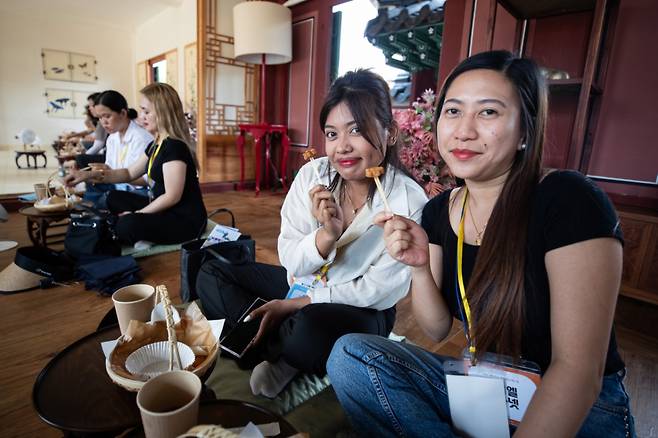 지난해 7월 다문화가정 결혼 이민자들이 서울 종로구 경복궁 소주방에서 궁중음식문화를 체험하고 있다. / 사진 = 뉴스1