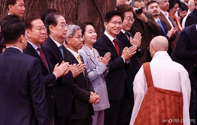 (서울=뉴스1) 김민지 기자 = 이재명 더불어민주당 대통령 후보(오른쪽부터)와 김문수 국민의힘 대통령 후보, 한덕수 무소속 대통령 선거 예비 후보(왼쪽 세번째)가 5일 오전 서울 종로구 조계사에서 열린 불기 2569년 부처님오신날 봉축법요식에 참석해 합장하고 있다. 2025.5.5/뉴스1 Copyright (C) 뉴스1. All rights reserved. 무단 전재 및 재배포, AI학습 이용 금지. /사진=(서울=뉴스1) 김민지 기자