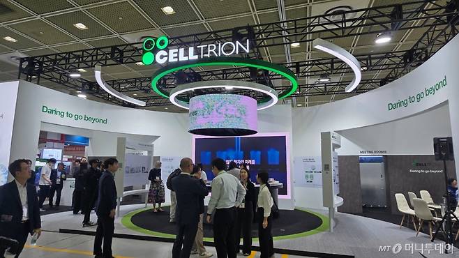 7일 개막한 '바이오 코리아 2025' 전시장 안에 설치된 셀트리온 전시 부스. /사진=홍효진 기자