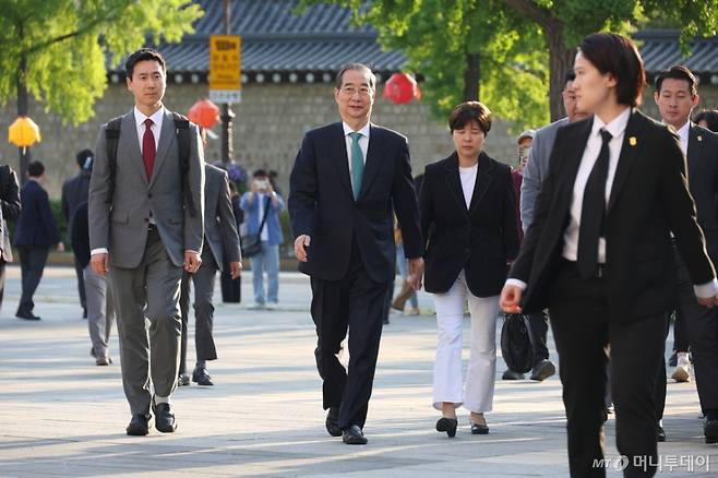 한덕수 무소속 대선 후보가 7일 서울 종로구 한 식당에서 김문수 국민의힘 대선 후보와 단일화 관련 논의를 위해 들어가고 있다. /사진=뉴시스