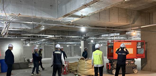 노동안전의 날을 맞아 신축공사장 안전 점검을 하는 모습. /사진제공=수원시