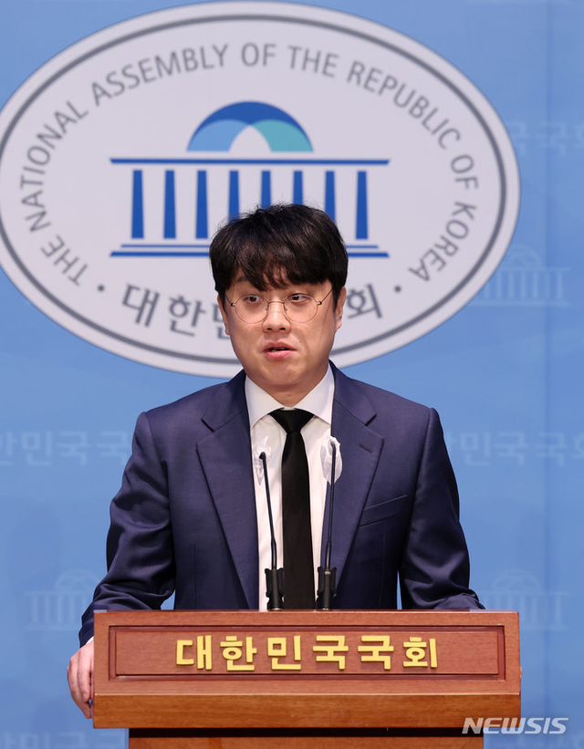 백광현 씨가 지난 2023년 오후 서울 여의도 국회에서 더불어민주당 비판 기자회견을 하고 있다. 사진 뉴시스.