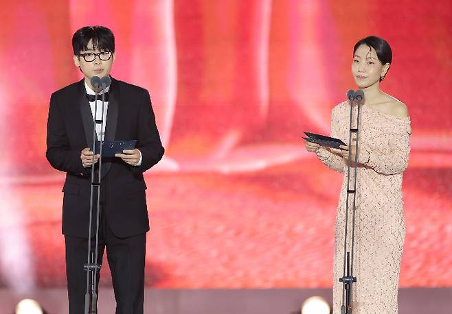 5일 코엑스에서 열린 '제61회 백상예술대상 with 구찌'의 '구찌 임팩트 어워드'의 시상은 배우 김신록과 지난해 수상작 '너와 나'의 조현철 감독이 맡았다. 이날 김신록은 비스코스 저지 소재에 GG 모노그램 자수가 드레스 전체를 수놓은 크레이프 실루엣의 이브닝 가운을, 조현철 감독은 블랙 새틴 디테일이 돋보이는 구찌 턱시도를 착용해 자리를 빛냈다. 백상예술대상 사무국 제공