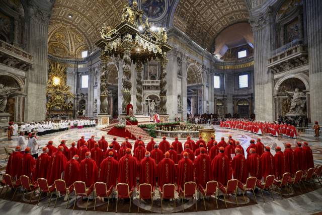 차기 교황을 선출하는 추기경단 비밀회의 콘클라베가 7일(현지 시간) 바티칸 시스티나 성당에서 시작됐다. 사진은 지난달 30일 바티칸 성베드로 대성당에서 열린 프란치스코 교황 추모 미사에 참석한 추기경들의 모습. 로이터연합뉴스