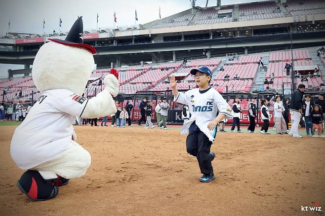 NC 어린이 팬이 5일 수원 KT전이 끝난 뒤 그라운드에서 펼쳐진 ‘키즈런 베이스러닝’ 행사에 참여해 KT의 마스코트인 ‘또리’와 손뼉을 마주치고 있다. 사진제공|KT 위즈