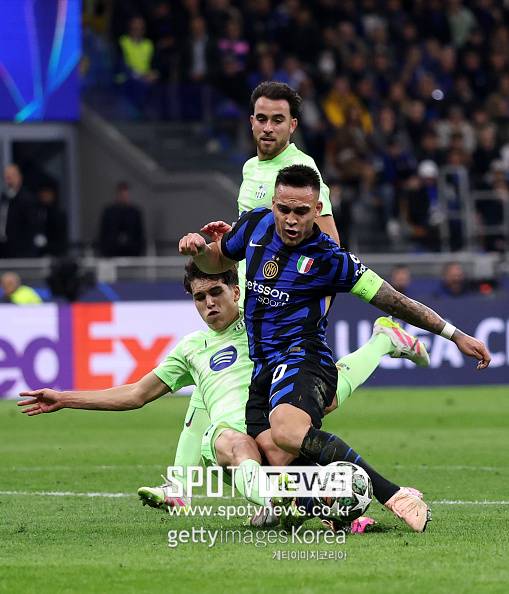 인터밀란은 이탈리아 밀라노 산시로에서 열린 2024-24시즌 유럽축구연맹(UEFA) 챔피언스리그 4강 2차전에서 연장 혈전 끝에 바르셀로나를 4-3으로 제압했다. 이들은 바르셀로나와 4강 1차전에서도 엄청난 난타전을 했다. 바르셀로나 홈 구장에서 3-3 무승부를 한 이후 리턴 매치를 가졌는데 합계 7-6으로 바르셀로나를 꺾는데 성공했다. 이날 홈에서 승리를 쟁취하면서 2시즌 만에 챔피언스리그 결승전에 진출했다. 2009-2010시즌 이후 15년 만에 유럽 제패를 노린다. 인터밀란은 반대편에서 사투를 준비 중인 아스널과 파리 생제르맹 승자와 ‘빅이어(챔피언스리그 트로피)’를 놓고 마지막 승부를 한다