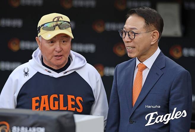 ▲ 김경문 한화 감독(왼쪽)과 박종태 한화 사장 ⓒ한화이글스