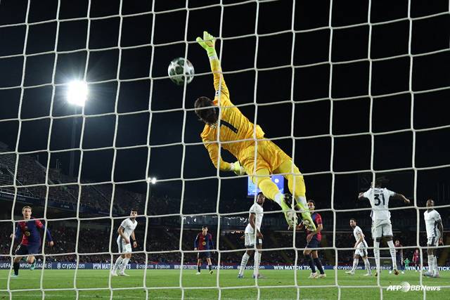 얀 좀머(가운데)의 선방 장면. /AFPBBNews=뉴스1