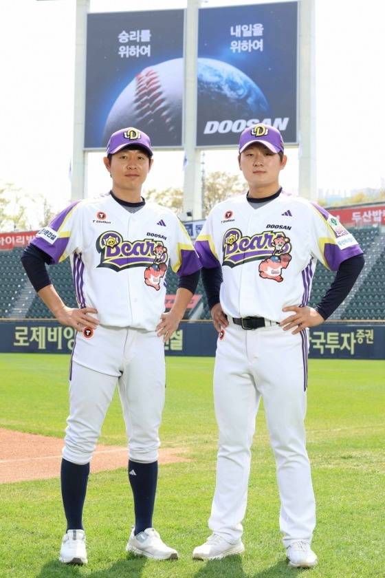 브롤스타즈 유니폼을 입은 두산 정수빈(왼쪽)과 김택연. /사진=두산 베어스