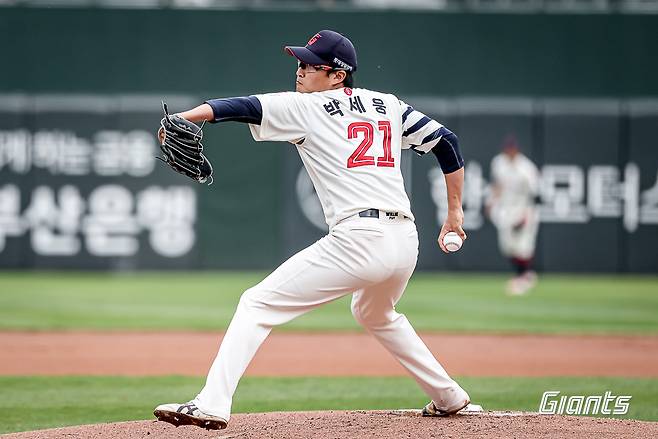 롯데 투수 박세웅은 6일 사직구장에서 열린 '2025 신한 SOL Bank KBO 리그' SSG와 주중 3연전 두 번째 경기에서 선발 등판했다. 7이닝 무실점 완벽투로 시즌 7승(1패)을 챙겨 다승 단독 선두로 올라섰다. 롯데 자이언츠