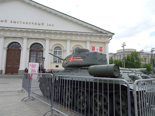 붉은광장 인근에 전시된 T-34 탱크 (모스크바=연합뉴스) 최인영 특파원 = 6일(현지시간) 러시아 모스크바 붉은광장 인근 마네지 광장에 전승절 80주년을 기념해 전시된 T-34 탱크. 2025.5.7 abbie@yna.co.kr (끝)