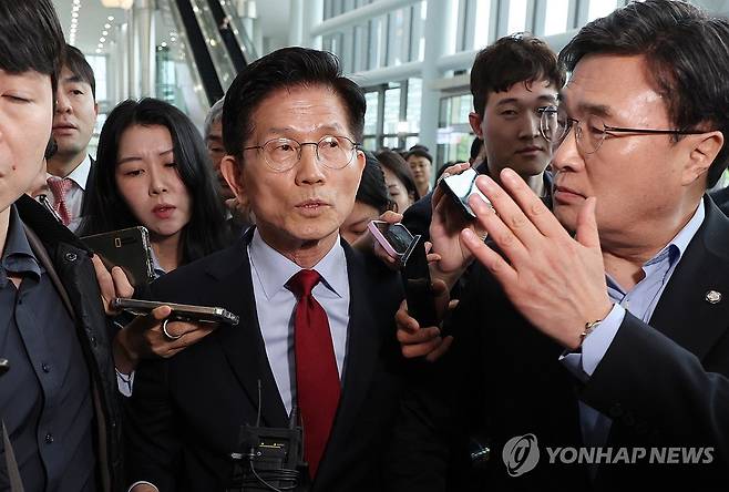 김문수 후보 일정 중단 (경주=연합뉴스) 서명곤 기자 = 국민의힘 김문수 대선 후보가 6일 아시아태평양경제협력체(APEC) 회의장인 경북 경주시 경주화백컨벤션센터에서 국민의힘 재선 의원 모임 간사인 엄태영 의원과 초선 의원 모임 간사인 김대식 의원의 방문을 받고 일정 중단을 선언한 뒤 이동하고 있다. 2025.5.6 seephoto@yna.co.kr