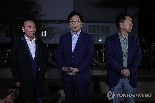 김문수 후보 기다리는 권성동 원내대표 (서울=연합뉴스) 서대연 기자 = 국민의힘 권성동 원내대표와 김기현, 박덕흠 의원이 6일 후보 단일화 압박에 반발하며 후보 일정을 중단하고 상경한 김문수 대선 후보를 만나기 위해 서울 관악구 김 후보의 자택 앞에서 기다리고 있다. 2025.5.6 dwise@yna.co.kr