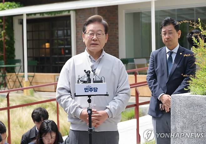 입장 밝히는 이재명 후보 (전주=연합뉴스) 류영석 기자 = 더불어민주당 이재명 대선 후보가 '골목골목 경청투어:국토종주편'에 나선 7일 전북 전주시 완산구의 한 카페에서 'K-콘텐츠' 산업 진흥 간담회를 마친 뒤 고법의 '파기환송심 연기' 관련 입장을 밝히고 있다.
이날 서울고등법원은 오는 15일 예정됐던 이 후보의 공직선거법 위반 혐의 사건 파기환송심 첫 공판을 오는 6월 18일로 연기했다. 2025.5.7 ondol@yna.co.kr