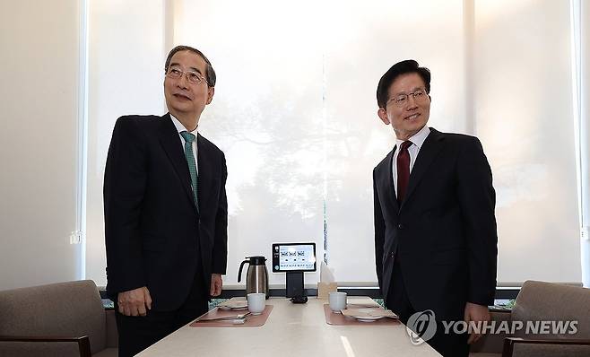 김문수-한덕수 대선 단일화 위한 회동 (서울=연합뉴스) 황광모 기자 = 국민의힘 김문수 대선후보와 무소속 한덕수 대선 예비후보가 7일 서울 종로구의 한 식당에서 후보 단일화 관련 회동을 하고 있다. 2025.5.7 hkmpooh@yna.co.kr