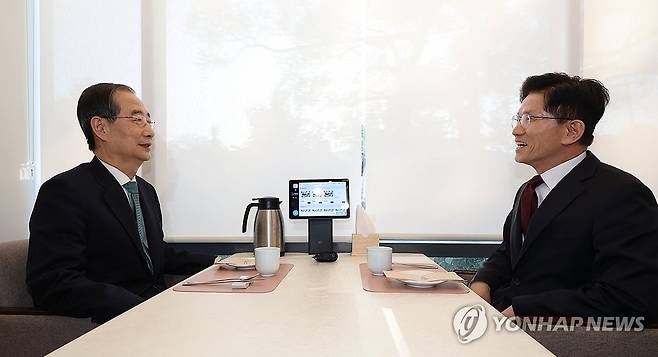 김문수-한덕수 대선 단일화 위한 회동 (서울=연합뉴스) 황광모 기자 = 국민의힘 김문수 대선후보와 무소속 한덕수 대선 예비후보가 7일 서울 종로구의 한 식당에서 후보 단일화 관련 회동을 하고 있다. 2025.5.7 hkmpooh@yna.co.kr