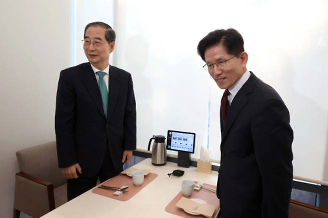 ▲ 국민의힘 김문수 대선후보(오른쪽)와 무소속 한덕수 대선 예비후보가 지난 7일 서울 종로구의 한 식당에서 후보 단일화 관련 회동을 하고 있다. /연합뉴스