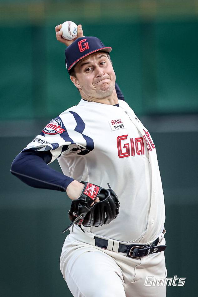 지난 7일 SSG전에서 호투하며 시즌 5승과 함께 사직 첫 승을 거둔 터커 데이비슨. 롯데 자이언츠 제공