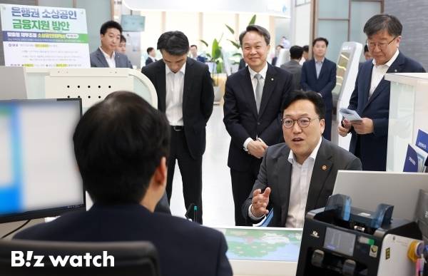  김병환 금융위원장이 8일 오후 서울 중구 신한은행 본점 영업부를 방문해 진옥동 신한금융그룹 회장, 이재연 서민금융진흥원장, 이태훈 은행연합회 전무 등과 함께 은행권 소상공인 금융지원 방안의 시행 현장을 점검하고 프로그램 이용하는 차주들의 목소리를 청취했다./사진=금융위원회 