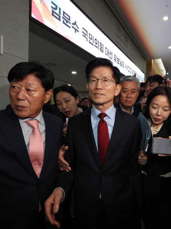 국민의힘 김문수 대선 후보가 6일 아시아태평양경제협력체(APEC) 회의장을 찾은 뒤 일정 중단을 선언한 모습 〈사진=연합뉴스〉