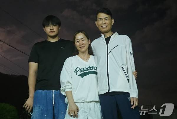 장희수 군이 간 이식 수술 후 아버지와 어머니와 함께 찍은 사진. (장희수 군 제공.재판매 및 DB금지) /뉴스1 ⓒ News1