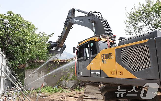 서울 마지막 달동네인 노원구 중계본동 '백사마을'이 8일 오전 철거 작업을 하고 있다. 2025.5.8/뉴스1 ⓒ News1 김성진 기자