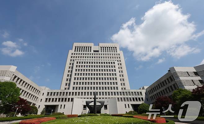 7일 오전 서울 서초구 대법원 청사의 모습. 최근 대법원이 이재명 더불어민주당 대선 후보에 대한 사건을 파기환송 결정하면서 민주당이 반발, 조희대 대법원장에 대한 청문회 및 탄핵 등의 조치를 예고하며 압박 수위를 높이고 있다. 2025.5.7/뉴스1 ⓒ News1 장수영 기자