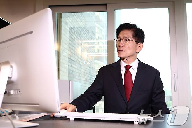 김문수 국민의힘 대통령 후보가 8일 오후 서울 여의도 중앙당사에 마련된 후보실에서 업무를 보고 있다. 2025.5.8/뉴스1 ⓒ News1 김민지 기자