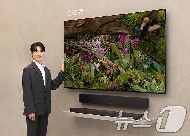 삼성전자 모델이 지난 7일 삼성 강남에서 진행된 'Unbox & Discover 2025' 행사에서 2025년형 삼성 OLED를 소개하고 있다. (삼성전자 제공. 재판매 및 DB 금지) 2025.4.25/뉴스1