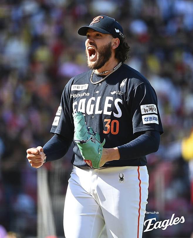 한화 폰세가 4일 광주-기아 챔피언스 필드에서 열린 2025 KBO리그 KIA전에서 이닝을 마친 후 포효하고 있다. 사진 | 한화 이글스