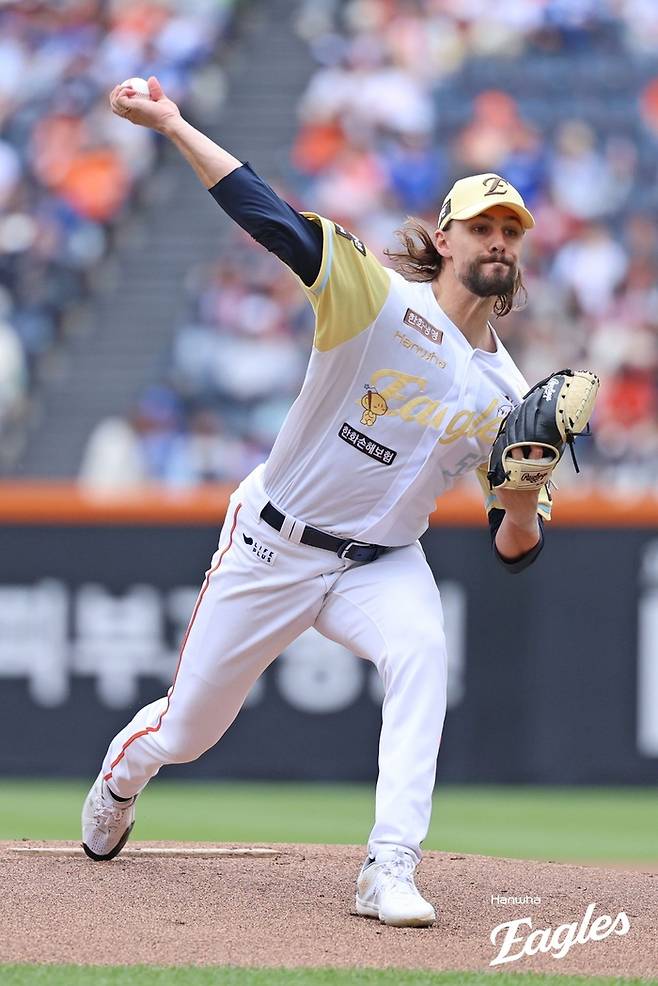 한화 와이스가 5일 대전 한화생명 볼파크에서 열린 2025 KBO리그 삼성과 경기에 선발로 나서 힘차게 공을 던지고 있다. 사진 | 한화 이글스