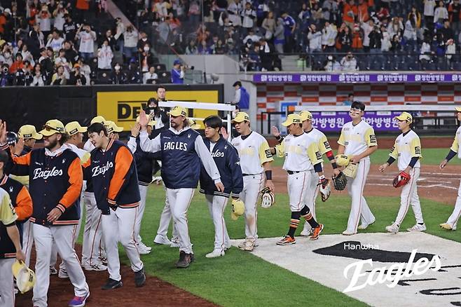 한화 선수들이 7일 대전 한화생명 볼파크에서 열린 2025 KBO리그 삼성전 승리로 9연승을 달성한 후 하이파이브를 하고 있다. 이날 승리로 단독 1위로 올라섰다. 사진 | 한화 이글스