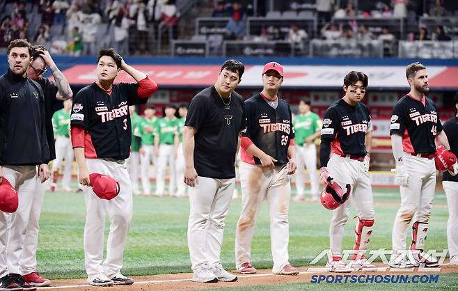 7일 고척돔에서 열린 KBO리그 키움과 KIA의 경기. 키움이 KIA에 11대 10으로 역전승을 거뒀다. 경기 종료 후 그라운드를 나서는 KIA 선수들. 고척=송정헌 기자songs@sportschosun.com/2025.05.07/