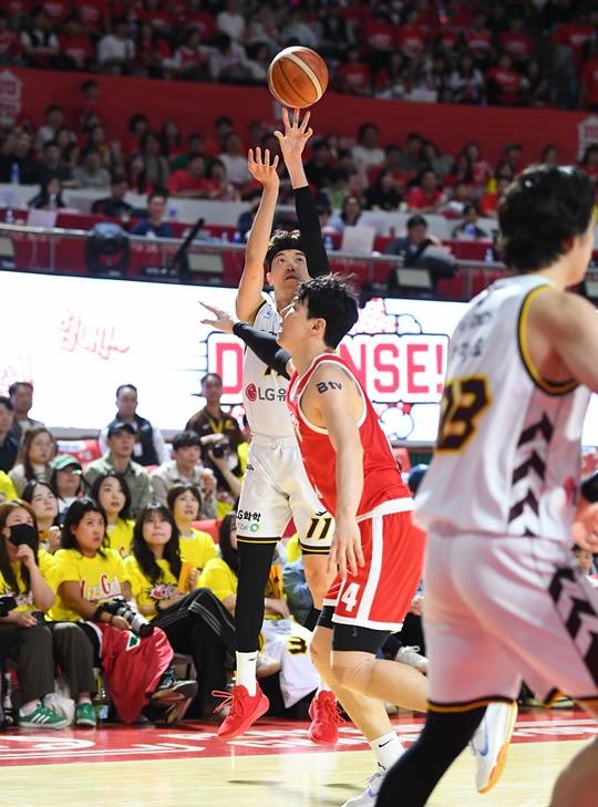 슛을 시도하는 허일영. ⓒKBL