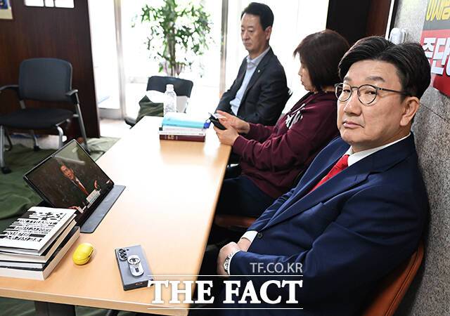 권성동 국민의힘 원내대표(오른쪽)가 8일 오전 서울 여의도 국회 원내대표실 앞에서 김문수 당 대선 후보와 한덕수 무소속 대선 예비후보 간 단일화를 촉구하는 단식 농성을 이어가며 김 후보의 관훈클럽 토론을 시청하고 있다. /국회=배정한 기자