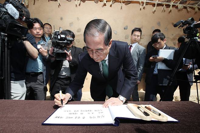 한덕수 무소속 대선 예비후보가 8일 오전 경북 구미시 박정희 전 대통령 생가를 방문해 방명록을 작성하고 있다. /연합뉴스