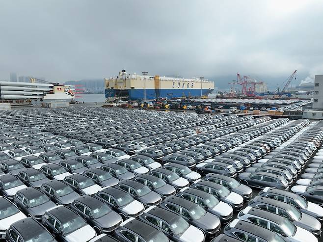 르노코리아는 7일 그랑 콜레오스 중남미 수출 초도 물량을 선적했다. /르노코리아 제공