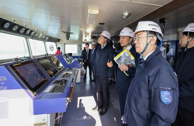 이명구 관세청 차장(사진 오른쪽)이 7일 오후 강원도 옥계항 마약 단속 현장을 점검하고 있다./관세청